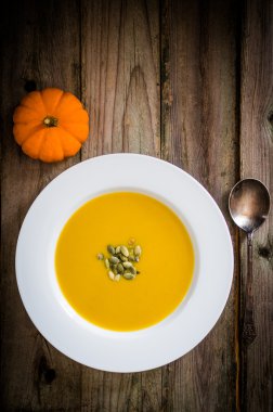 sopa de calabaza sobre fondo de madera