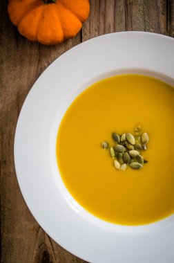 sopa de calabaza sobre fondo de madera