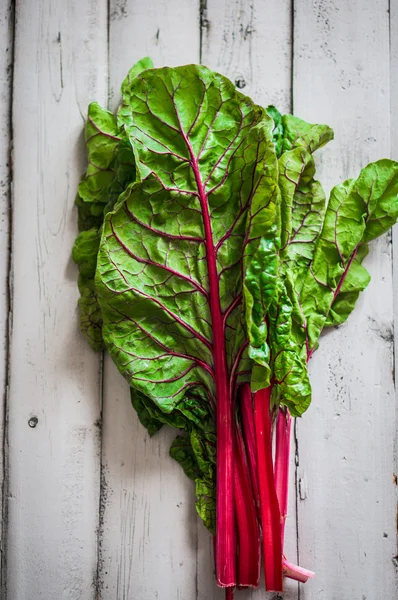 나무 배경에 빨간 chard — 스톡 사진