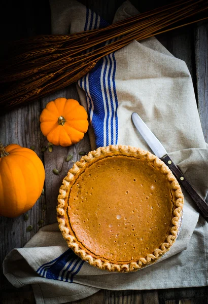 Pastel de calabaza sobre fondo rústico —  Fotos de Stock