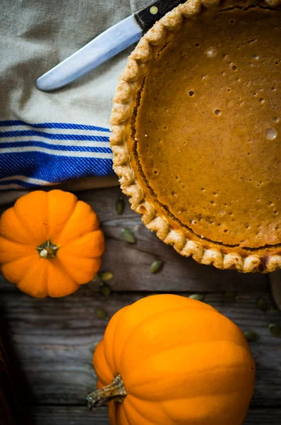 Pastel de calabaza sobre fondo rústico —  Fotos de Stock