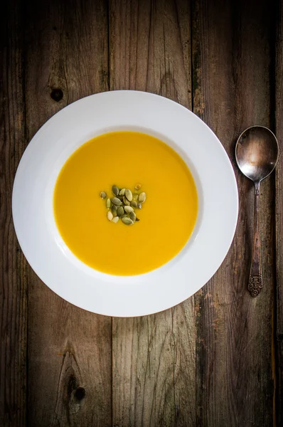 Sopa de abóbora no fundo de madeira — Fotografia de Stock