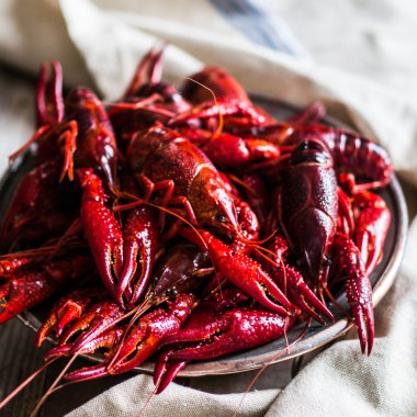 Kerevit ahşap arka plan üzerinde