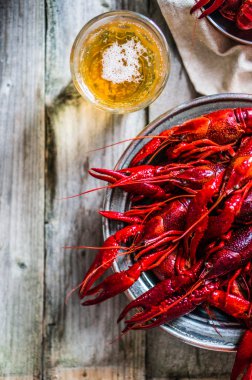 Kerevit ahşap arka plan üzerinde