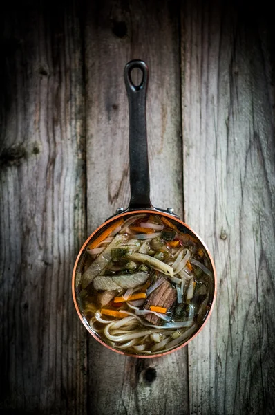 Pho-Suppe auf Holzgrund — Stockfoto