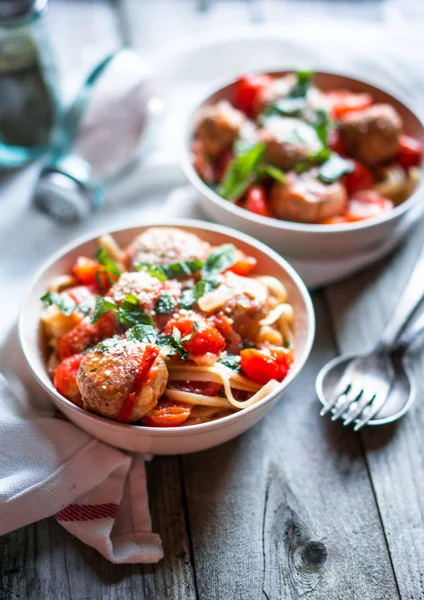 Pasta con albóndigas sobre fondo rústico — Foto de Stock