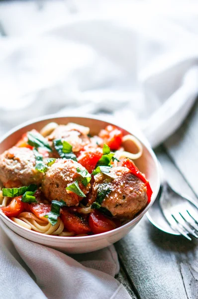 Pasta dengan bakso pada latar belakang pedesaan — Stok Foto