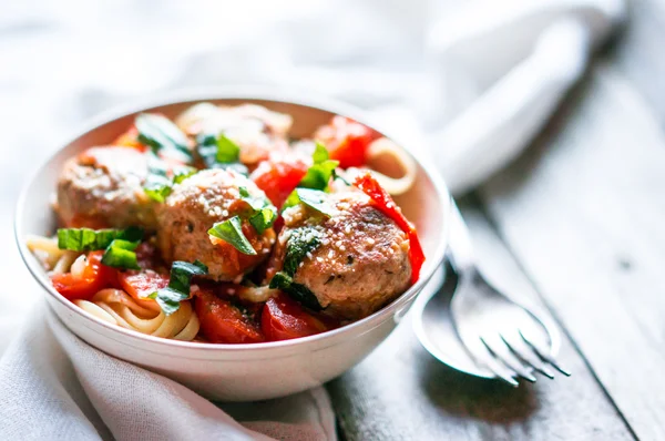 Pasta con albóndigas sobre fondo rústico — Foto de Stock