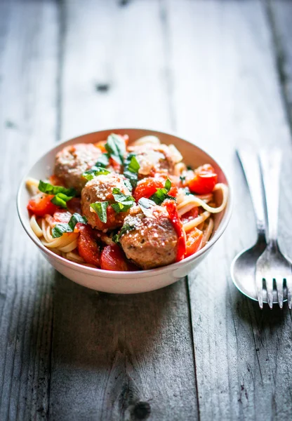 Pasta dengan bakso pada latar belakang pedesaan — Stok Foto