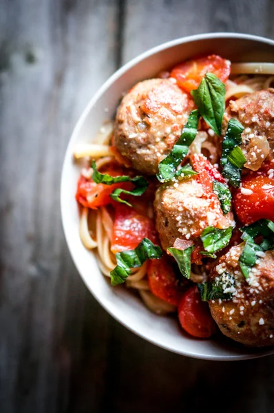 Pasta lihapullia maalaismainen tausta — kuvapankkivalokuva