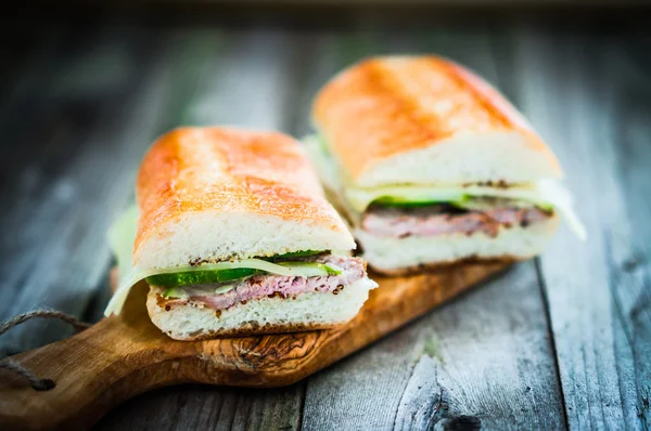 Кубинские сэндвичи на деревянном фоне — стоковое фото