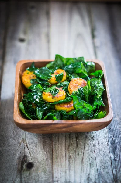 Ensalada de plátano dulce y col rizada — Foto de Stock