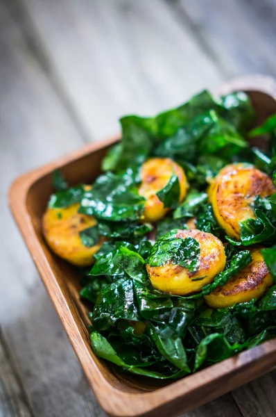 Tatlı muz ve lahana salatası — Stok fotoğraf