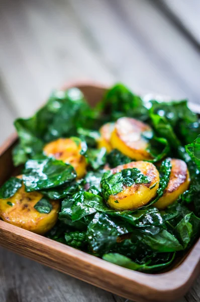 Söta groblad och grönkål sallad — Stockfoto