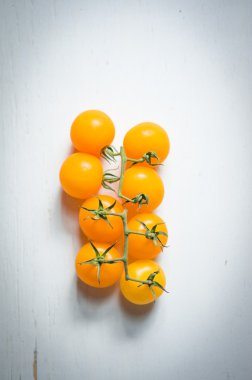 Ahşap arka plan asma üzerinde sarı domates