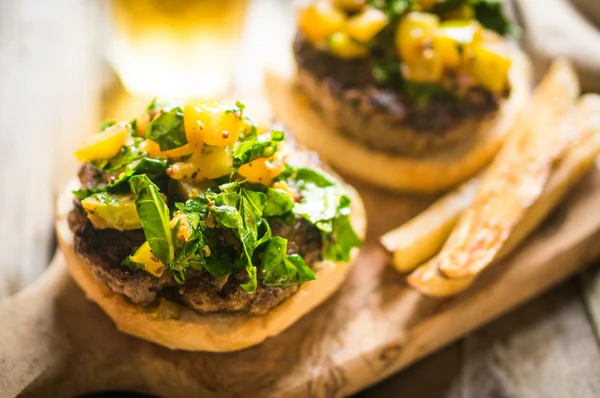 Házi hamburgert, sült krumplival, fából készült háttér — Stock Fotó