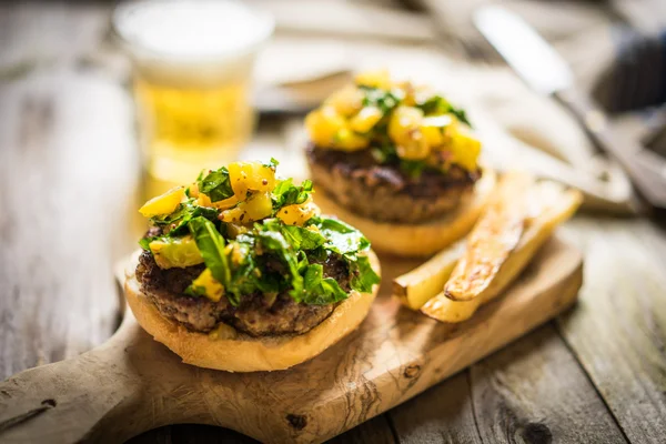 Kişiler üzerine ahşap arka plan ile ev yapımı hamburger — Stok fotoğraf