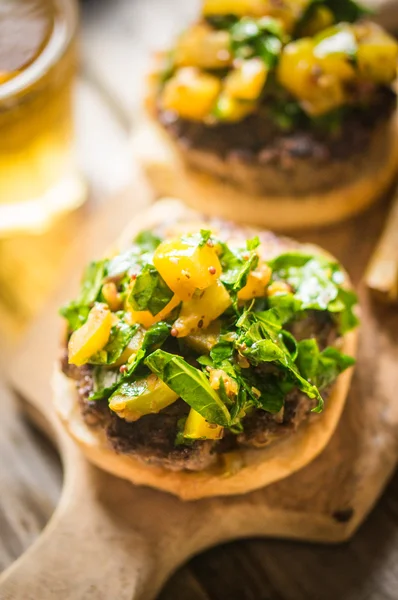 Zelfgemaakte hamburgers met frietjes op houten achtergrond — Stockfoto