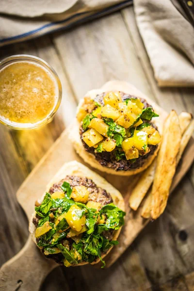 Hamburger fatti in casa con patatine fritte su sfondo di legno — Foto Stock