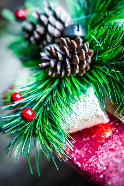 나무 배경으로 된 크리스마스 장식 — 스톡 사진