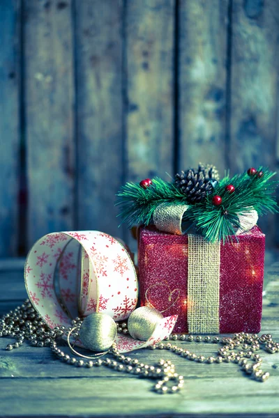 Decorações de Natal em fundo de madeira — Fotografia de Stock