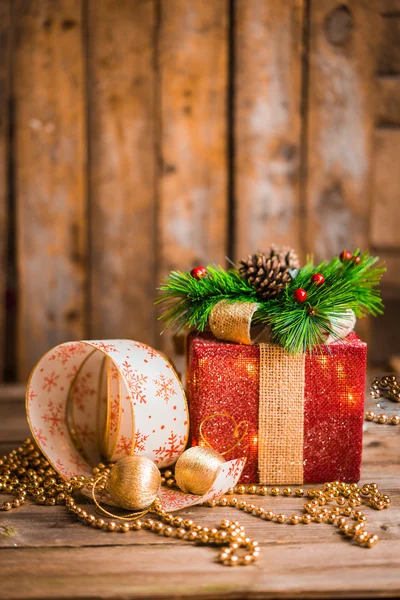 Decorações de Natal em fundo de madeira — Fotografia de Stock