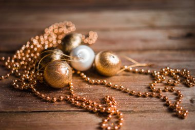 Ahşap arka planda Noel süslemeleri