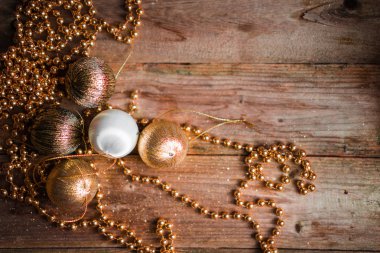 Ahşap arka planda Noel süslemeleri