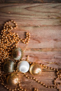 Ahşap arka planda Noel süslemeleri