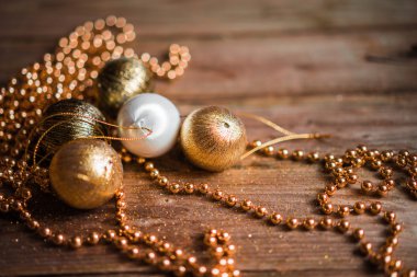 Ahşap arka planda Noel süslemeleri