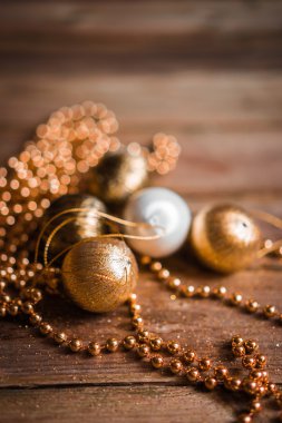 Ahşap arka planda Noel süslemeleri