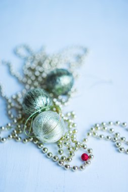 Ahşap arka planda Noel süslemeleri