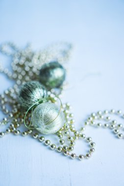 Ahşap arka planda Noel süslemeleri