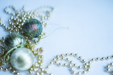 Ahşap arka planda Noel süslemeleri