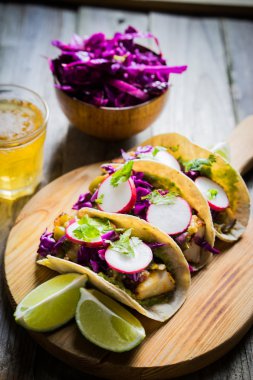 Ahşap arka plan üzerinde balık tacoes