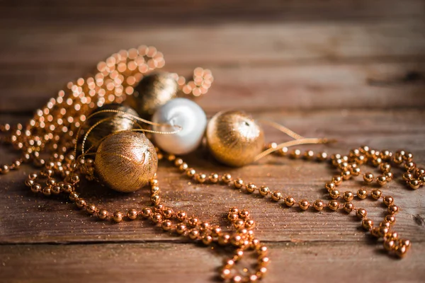 Ahşap arka planda Noel süslemeleri