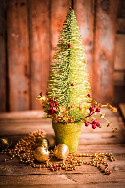 Decorações de Natal em fundo de madeira — Fotografia de Stock