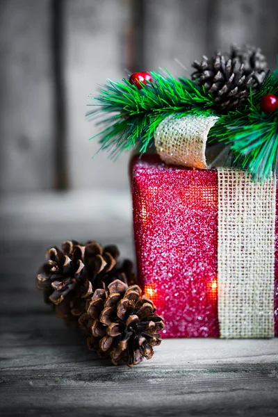 Decorações de Natal em fundo de madeira — Fotografia de Stock