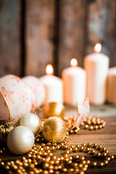 Decorações de Natal em fundo de madeira — Fotografia de Stock