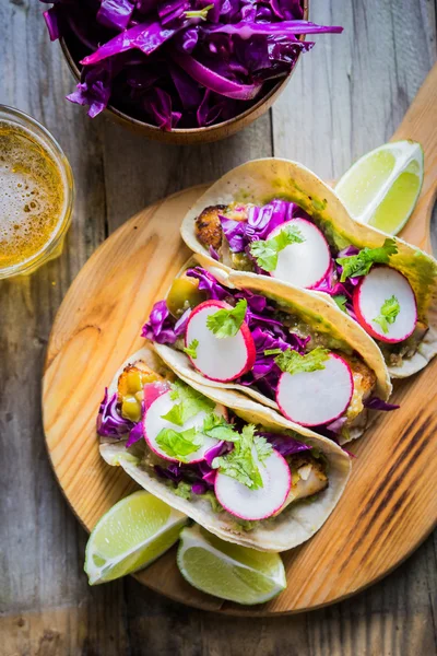 Ahşap arka plan üzerinde balık tacoes