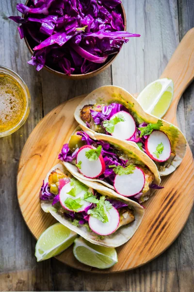 Tacos de pescado sobre fondo de madera — Foto de Stock