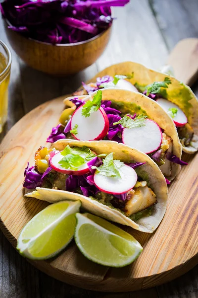 Tacos de pescado sobre fondo de madera — Foto de Stock