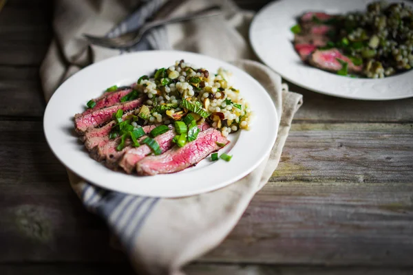 Szeletelt steak, kuszkusz és zöldségekkel — Stock Fotó