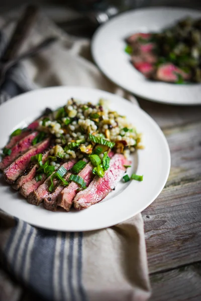 Szeletelt steak, kuszkusz és zöldségekkel — Stock Fotó