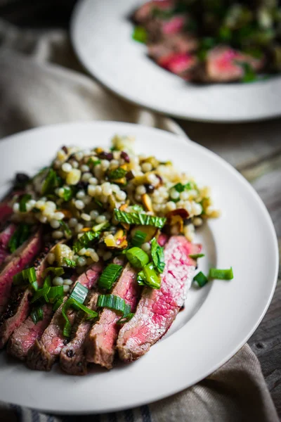 Szeletelt steak, kuszkusz és zöldségekkel — Stock Fotó