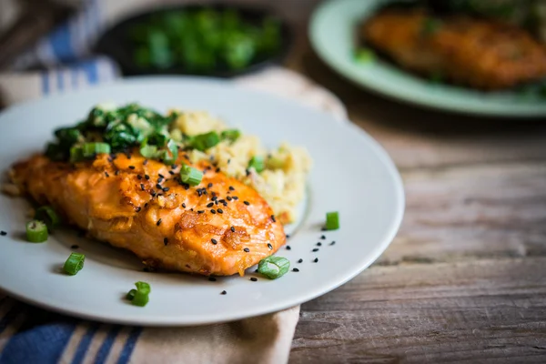 Steak de saumon avec purée de pommes de terre et légumes verts — Photo