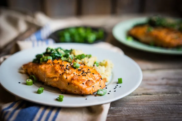 Steak salmon dengan kentang tumbuk dan sayuran — Stok Foto