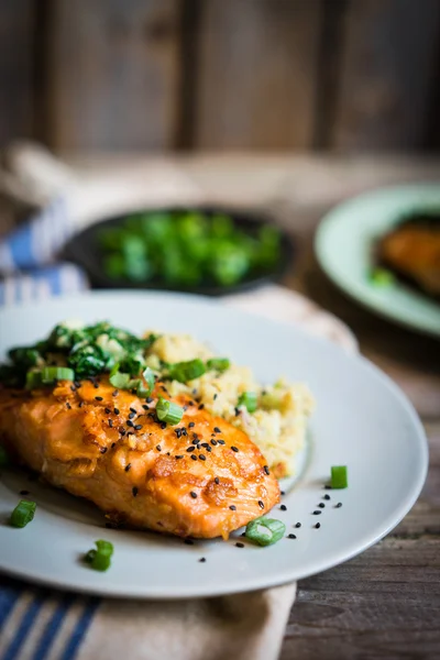 Bife de salmão com purê de batatas e verduras — Fotografia de Stock