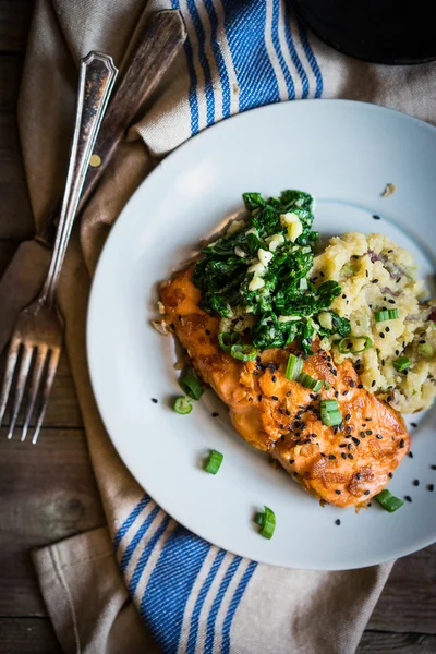 Salmon steak with mashed potatoes and greens — Stock Photo, Image