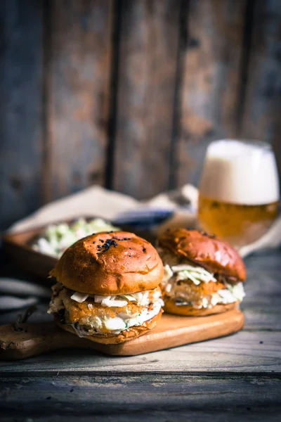 Lahana salatası ve bira ile rustik balık hamburger — Stok fotoğraf